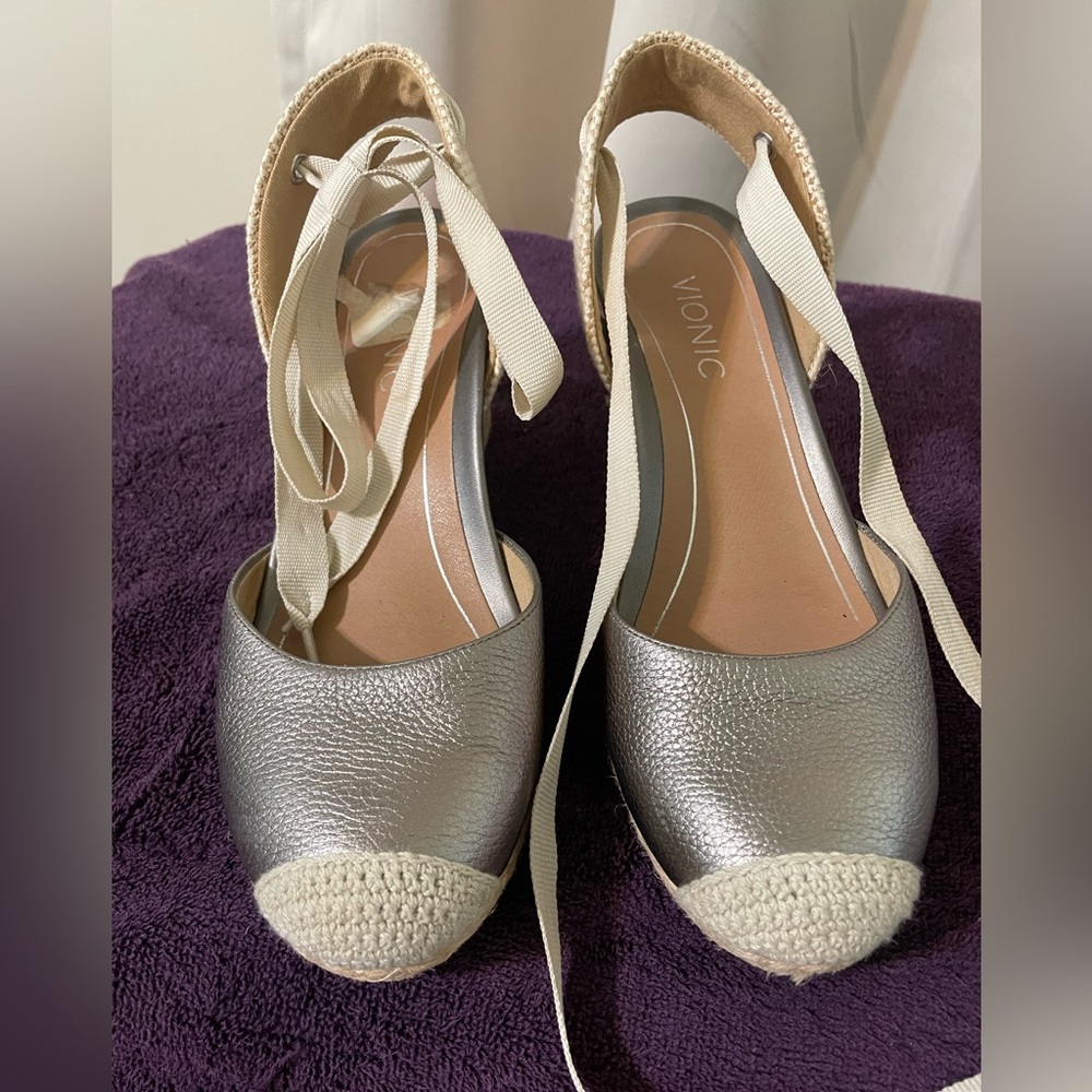Size 8 bronze Vionic wedge lace up sandals